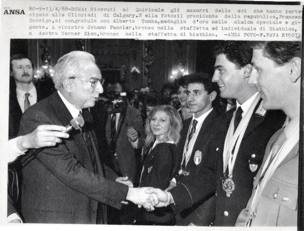 Sport invernali - Sci alpino - Roma - Palazzo del Quirinale - Il presidente della Repubblica Francesco Cossiga stringe la mano ad Alberto Tomba