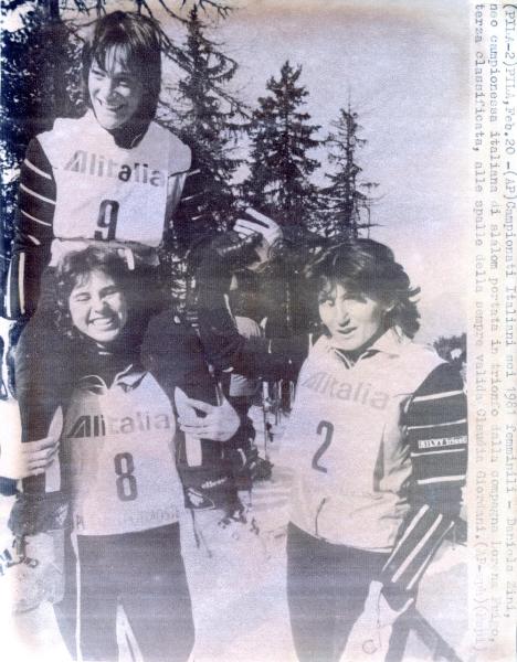 Sport invernali - Sci alpino - Slalom speciale femminile - Pila - Campionati assoluti italiani di sci alpino 1981- La vincitrice Daniela Zini sulle spalle di Lorena Frigo con Claudia Giordani (destra)