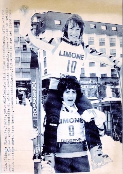 Sport invernali - Sci alpino - Slalom speciale femminile - Limone Piemonte - Coppa del mondo di sci alpino 1984 - La vincitrice Daniela Zini portata in trionfo da Maria Rosa Quario