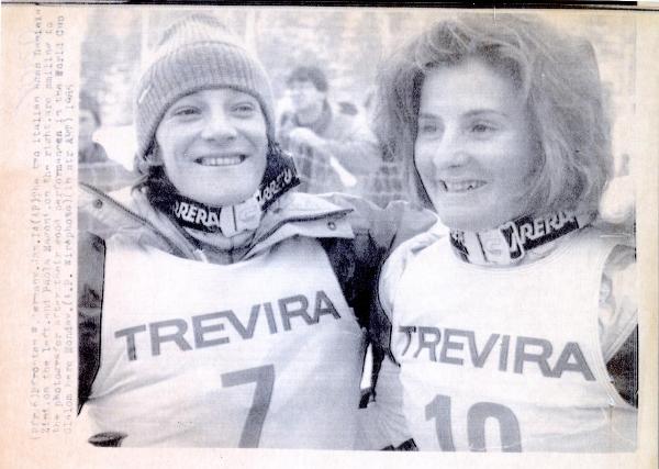 Sport invernali - Sci alpino - Slalom speciale femminile - Pfronten (Germania) - Coppa del mondo di sci alpino 1985 - La vincitrice Paola Magoni (destra) con Daniela Zini festeggiano al termine della gara