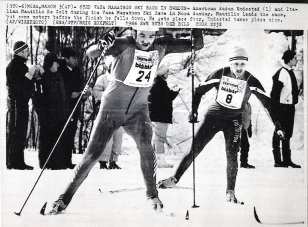 Sport invernali - Sci di fondo maschile - Mora (Svezia) - Vasaloppet 1986 - Maurilio De Zolt in azione preceduto da Audun Endestad