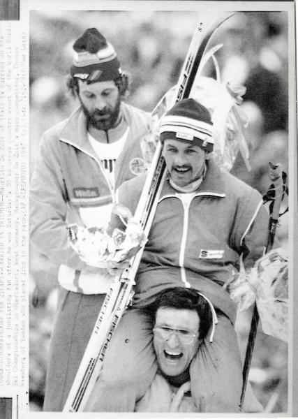 Sport invernali - Sci di fondo maschile - Oberstdorf (Germania) - Campionati mondiali di sci nordico 1987 - Gara 50 km - Il vincitore Maurilio De Zolt sulle spalle di un compagno di squadra - Con Thomas Wassberg