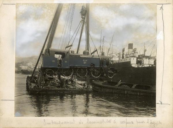 Genova - Porto - Imbarco della locomotiva E.S.R. 104 per le Ferrovie dell'Egitto (ESR) - Operai al lavoro - Navi