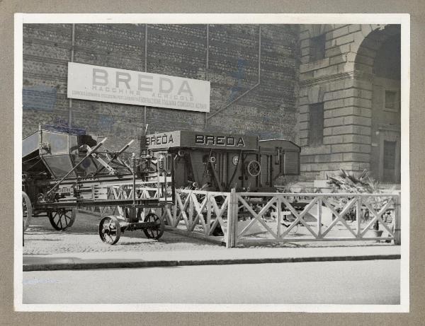 Verona - Fiera dell'agricoltura del 1943 - Stand della Breda - Trebbiatrice