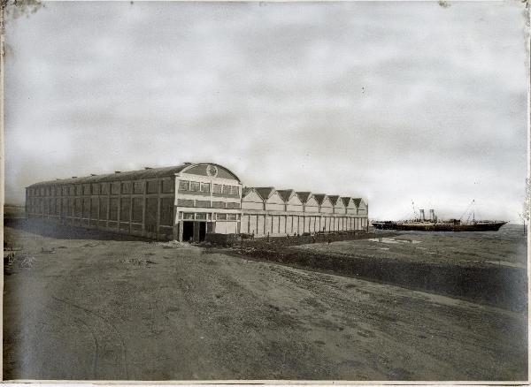 Porto Marghera - Società italiana Ernesto Breda per costruzioni meccaniche (Sieb) - Sezione VIII Cantiere navale - Officina navale - Veduta - Motonave - Carro ferroviario