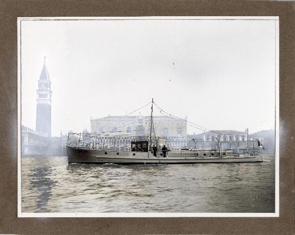 Ernesto Breda (Società) - Venezia - Motovedetta per le Dogane Elleniche in navigazione nel Canal Grande - Sullo sfondo Palazzo Ducale e campanile di San Marco