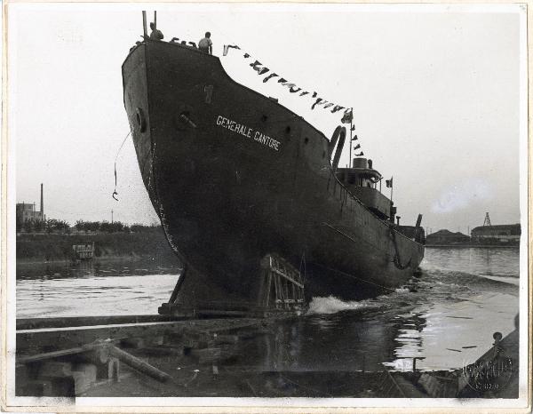 Ernesto Breda (Società) - Porto Marghera - Varo della nave peschereccio "Generale Cantore" - Marinai - Bandiere