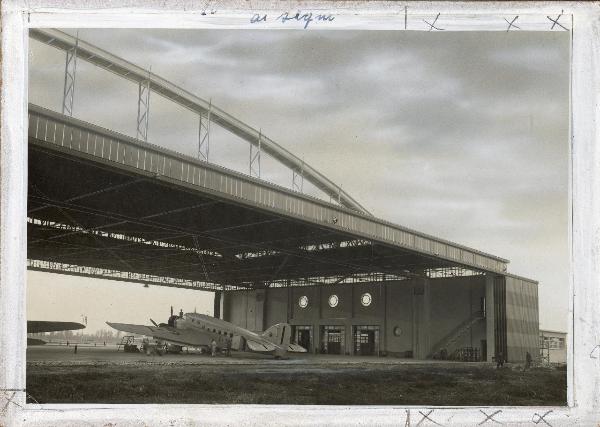 Linate - Aeroporto - Veduta dell'interno dell'aviorimessa - Aeroplano - Operai e tecnici al lavoro