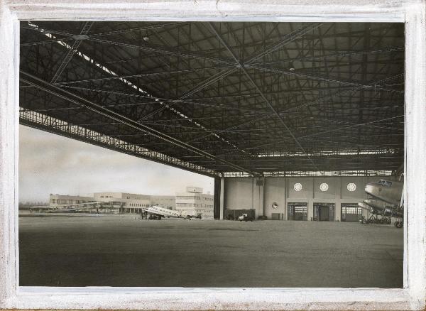 Linate - Aeroporto - Veduta dell'interno dell'aviorimessa - Aeroplani - Operai e tecnici al lavoro