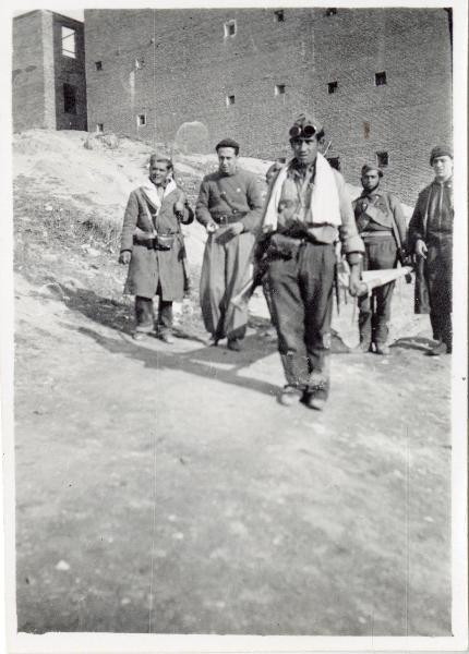 Madrid (Spagna) - Hospital Clinico - Guerra civile spagnola - Francesco Scotti (primo a destra) e un gruppo di miliziani portano una barella in soccorso ai feriti
