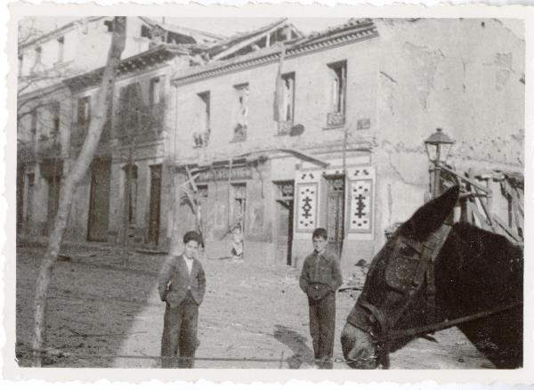 Madrid (Spagna) - Calle de Galileo - Guerra civile spagnola - Due bambini in posa davanti al cinema Galileo Galilei bombardato -  Ritratto di gruppo - Animali