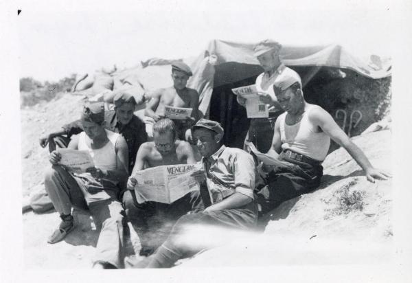 Sierra de Alcubierre (Spagna) - Guerra civile spagnola - Gruppo di miliziani seduti legge il giornale "Vencer" - Ritratto di gruppo