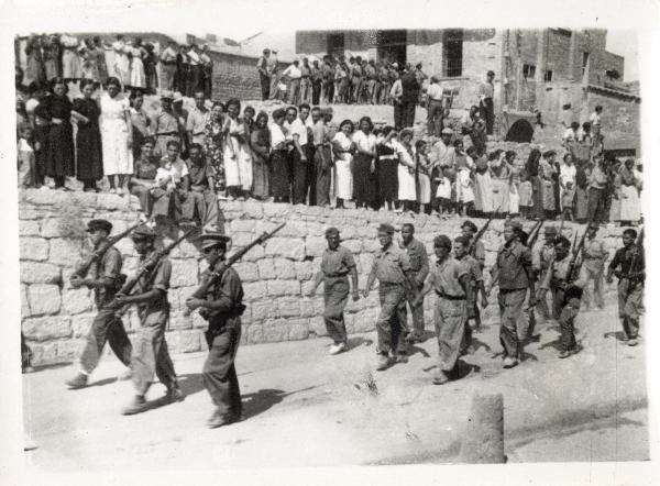 Ontiñena(Spagna) - Guerra civile spagnola - Sfilata dei miliziani del 3° battaglione, 123a brigata, 27a divisione - Folla assiste alla parata