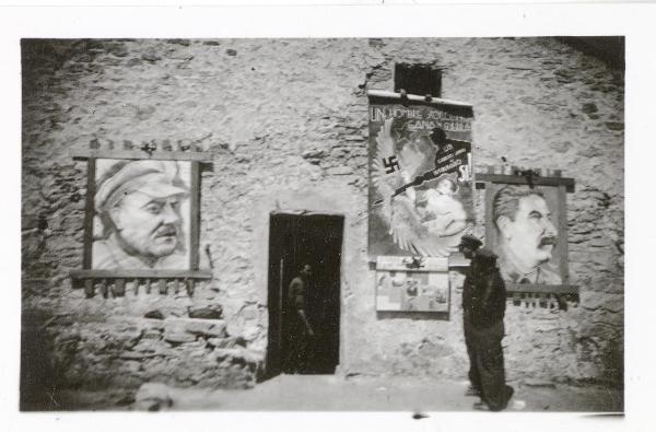 Vedado de Zuera (Spagna) - Guerra civile spagnola - Abitazione con ritratti e manifesto antifascista appesi al muro  - Miliziani osservano un cartello