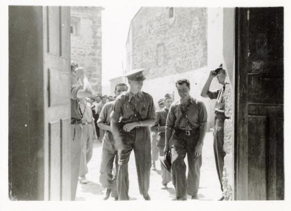 Ontiñena (Spagna) - Guerra civile spagnola - Gruppo di miliziani entra in un edificio