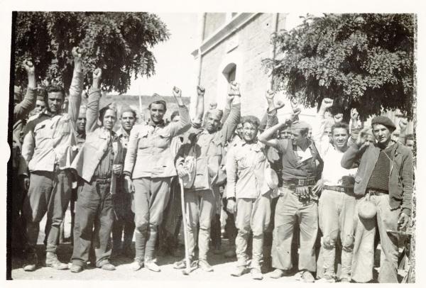 Aragona (Spagna) - Guerra civile spagnola - Gruppo di miliziani saluta con il pugno alzato - Ritratto di gruppo