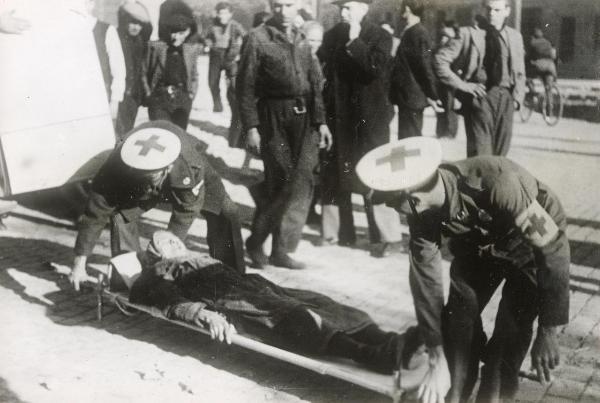 Barcellona (Spagna) - Guerra civile spagnola - Due barellieri trasportano un'anziana dopo un bombardamento aereo italo-tedesco -