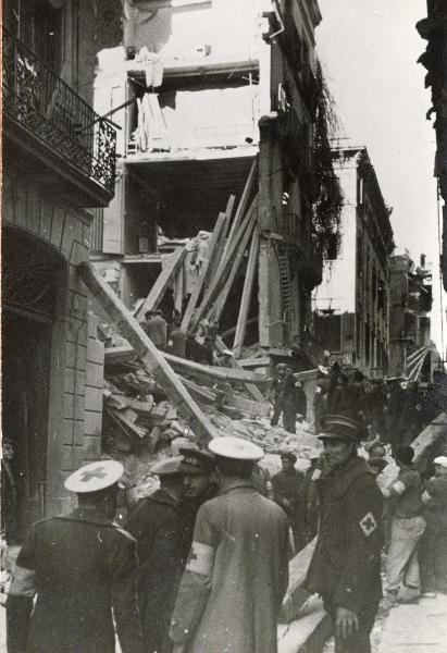 Barcellona (Spagna) - Guerra civile spagnola - Edifici distrutti da un bombardamento aereo italo-tedesco - Soccorritori scavano tra le rovine - Volontari rimuovono le macerie