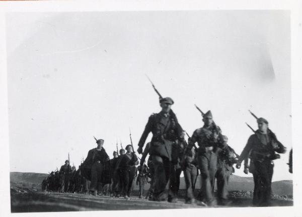 Aragona (Spagna) - Guerra civile spagnola - Il 3° battaglione, 123a brigata, 27a divisione dell'esercito repubblicano marcia verso Singra