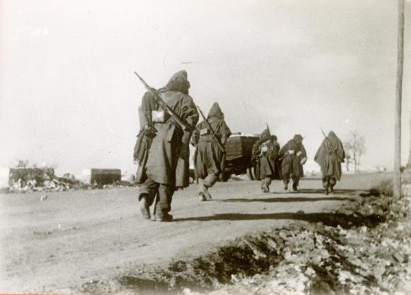 Fronte di  Teruel (Spagna) - Guerra civile spagnola - Soldati dell'esercito repubblicano in marcia verso gli avamposti