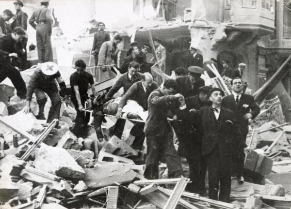 Barcellona (Spagna) - Guerra civile spagnola - Soccorritori portano via i cadaveri delle vittime di un bombardamento aereo italo-tedesco - Volontari scavano tra le macerie e aiutano i sopravvissuti - Edifici distrutti