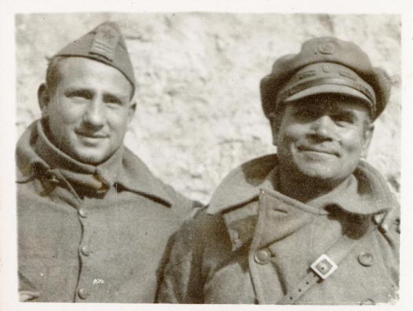 Aragona (Spagna) - Guerra civile spagnola - Il capitano E. Cavallol (destra) e il commissario A. Bastillo del 4° battaglione, 123a brigata - Ritratto di gruppo