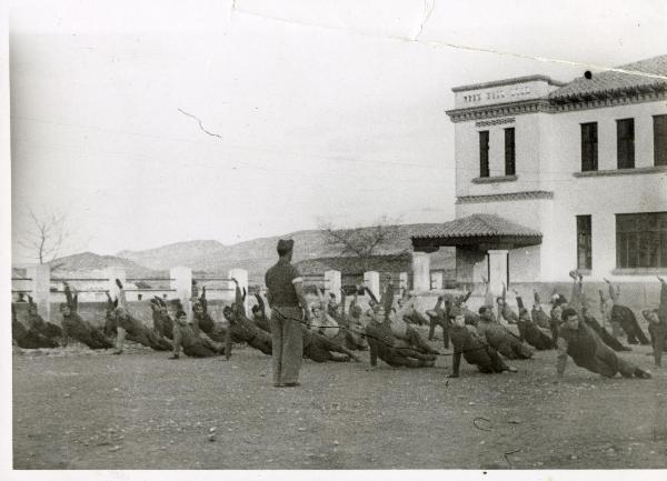 Aragona (Spagna) - Guerra civile spagnola - Miliziani della 123a brigata impegnati in esercizi ginnici all'aperto - Istruttore