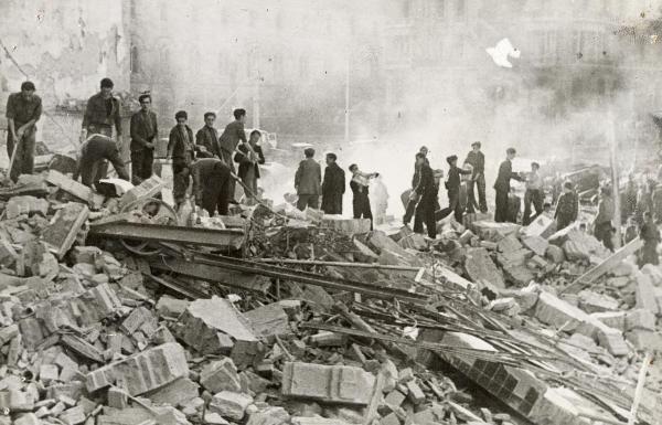 Barcellona (Spagna) - Guerra civile spagnola - Effetti del bombardamento sulla città - Edifici distrutti - Volontari e soccorritori            formano una catena umana e spostano le macerie