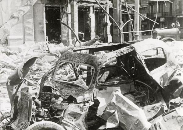 Barcellona (Spagna) - Guerra civile spagnola - Effetti del bombardamento sulla città - Edifici distrutti - Strada devastata con carcasse di automobili