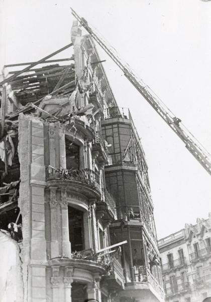 Barcellona (Spagna) - Guerra civile spagnola - Effetti del bombardamento sulla città - Edifici distrutti - Vigili del fuoco salgono una scala antincendio