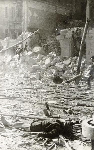 Barcellona (Spagna) - Guerra civile spagnola - Effetti del bombardamento sulla città - Il corpo di una vittima in primo piano - Edifici distrutti - Soccorritori scavano tra le macerie