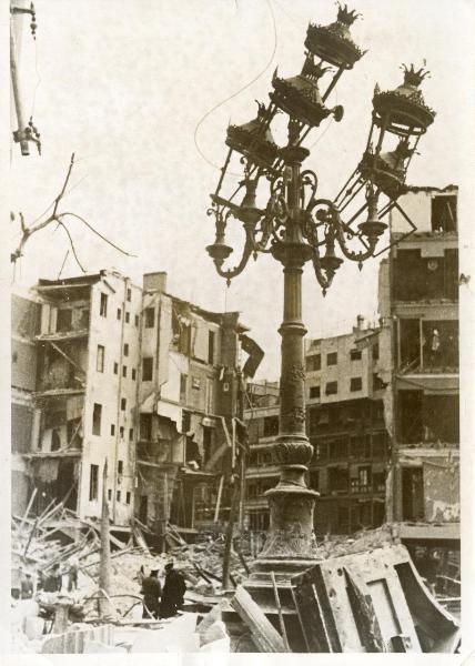 Barcellona (Spagna) - Guerra civile spagnola - Effetti del bombardamento sulla città - Edifici distrutti - Strade devastate - Soccorritori
