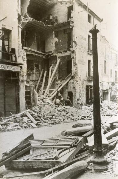Granollers (Spagna) -  Guerra civile spagnola - Effetti del bombardamento sulla città - Edifici distrutti - Soccorritori scavano tra le macerie