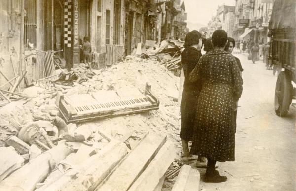 Granollers (Spagna) - Guerra civile spagnola - Effetti del bombardamento sulla città - Edifici distrutti - Gruppo di donne in strada - Camion militare - Bambino - Folla