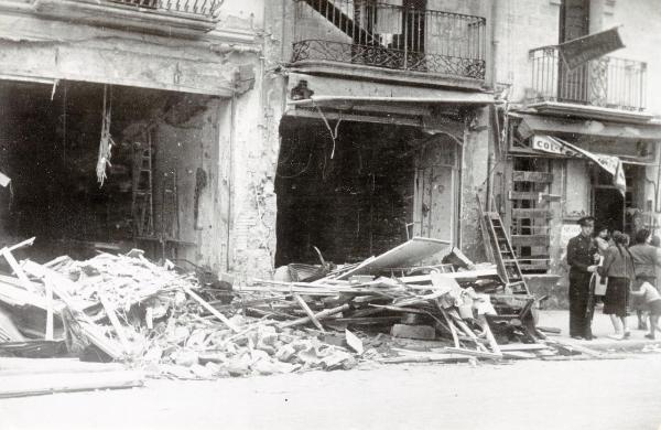 Granollers (Spagna) - Guerra civile spagnola - Effetti del bombardamento sulla città - Edifici distrutti - Donne e bambini davanti a un negozio - Militare