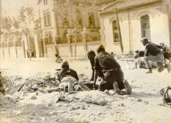 Castellón de la Plana (Spagna) - Guerra civile spagnola - Soldati franchisti in posizione in una strada fronteggiano i miliziani repubblicani