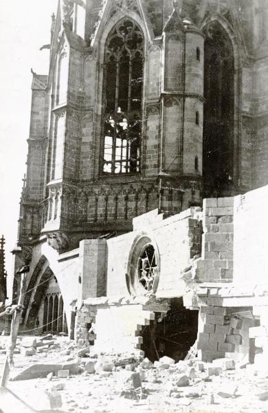 Barcellona (Spagna) - Guerra civile spagnola - La cattedrale della Santa Croce e Sant'Eulalia bombardata - Veduta di una parte dell'abside - Edifici distrutti