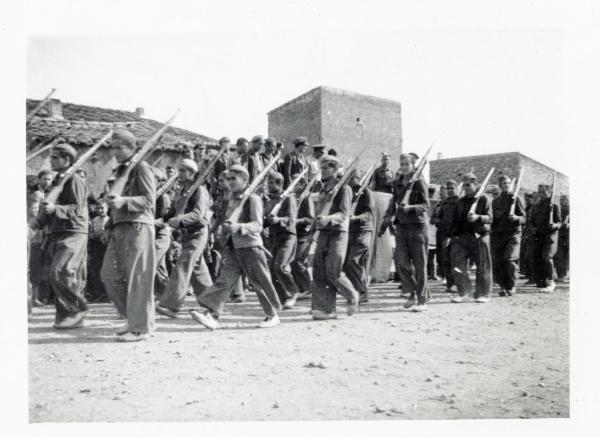 Spagna - Guerra civile spagnola - Addestramento delle reclute (Quintos) della 60a divisione - I giovani marciano con il fucile in spalla