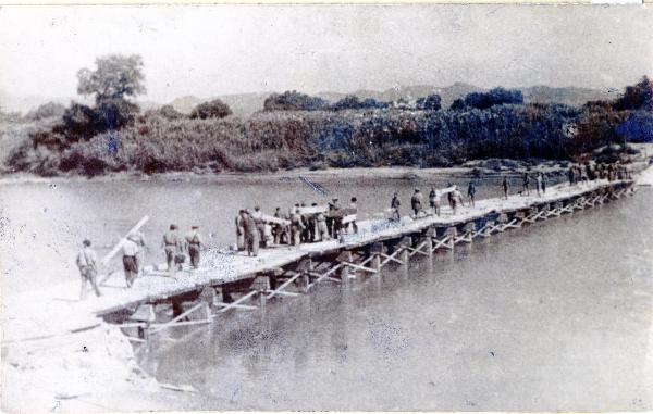 Fiume Ebro (Spagna) - Guerra civile spagnola - Offensiva dell'Ebro - Forze dell'esercito repubblicano attraversano il fiume su un ponte di legno