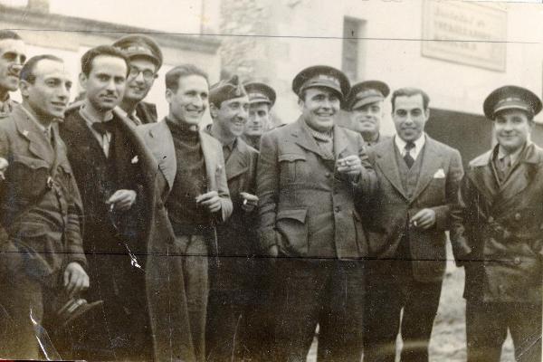 Solivella (Spagna) - Guerra civile spagnola - Fronte dell'Ebro - Visita del presidente del Frente Popular Gàllego di New York, Mosteiro (secondo da destra) - Ritratto di gruppo