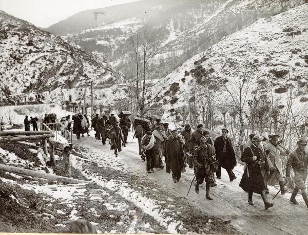 Pirenei Orientali - Zona di Valcebollère - Guerra civile spagnola - La "Retirada" - Militari francesi guidano una colonna di miliziani spagnoli che ha appena passato la frontiera