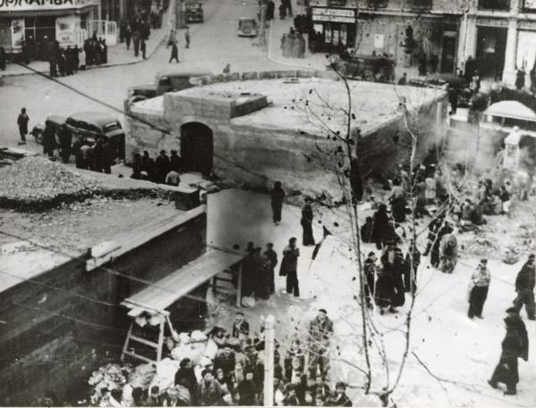 Figueres (Spagna) - Guerra civile spagnola - Sistemazione di un rifugio antiaereo in una piazza della città - Folla - Automobili