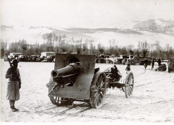 Saillagouse (Francia) - Guerra civile spagnola - La "Retirada" - Un soldato francese monta la guardia a un cannone trasportato dai miliziani - Automobili e camion sullo sfondo