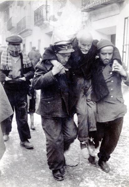 Madrid (Spagna) - Guerra civile spagnola - La "Retirada" - Due soldati repubblicani trasportano un anziano
