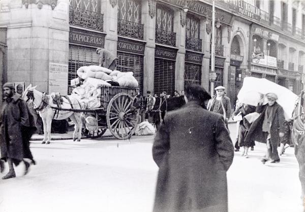 Madrid (Spagna) - Guerra civile spagnola - La "Retirada" - Esuli per strada trasportano i propri averi - Uomo carica un carretto trainato da un cavallo