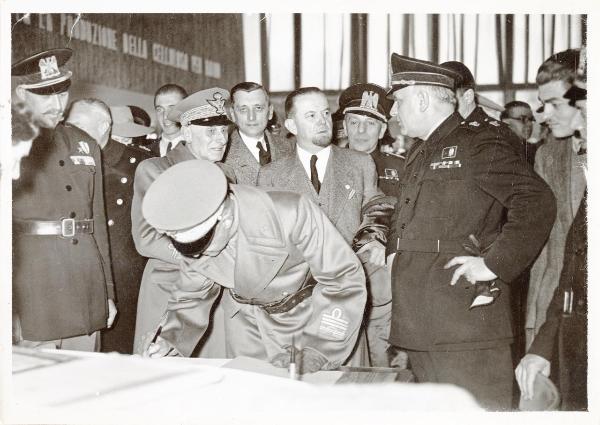 Milano - Fiera campionaria del 1941 - Padiglione Snia Viscosa - Visita del ministro delle Comunicazioni Giovanni Host-Venturi (primo a sinistra) e del senatore Giovanni Treccani degli Alfieri (al centro) - Firma del registro delle presenze