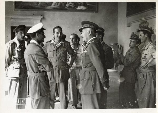 Veneto - Il generale Arrigo Tessari (di profilo al centro) si congratula con il capitano Irnerio Bertuzzi (a sinistra), il maggiore Marino Marini (terzo da sinistra) e gli equipaggi del Gruppo Buscaglia - Ritratto di gruppo