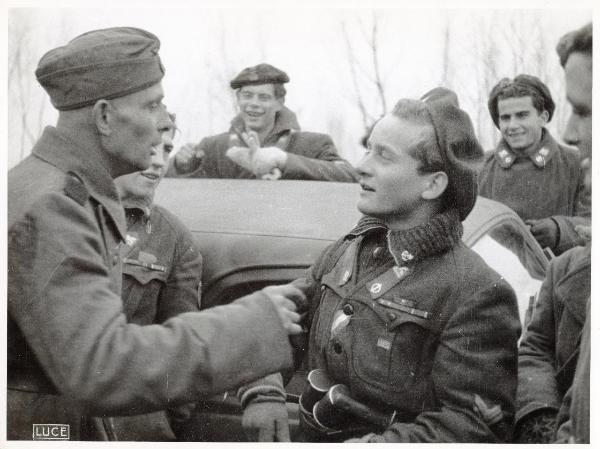 Volontari del battaglione "Lupo" della X Mas e granatieri tedeschi commentano un'azione condotta insieme - Ritratto di gruppo