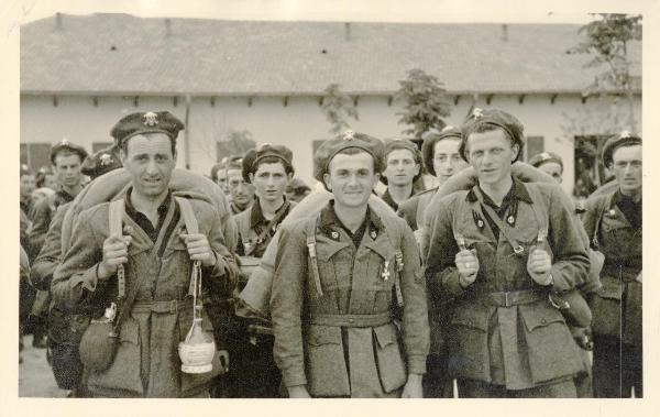 Vercelli - Centro di addestramento - Gruppo di soldati della Repubblica Sociale Italiana in partenza - Ritratto di gruppo