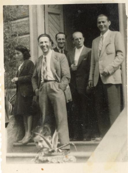 Casalpusterlengo - Francesco Scotti con un gruppo di persone sui gradini di un edificio - Ritratto di gruppo